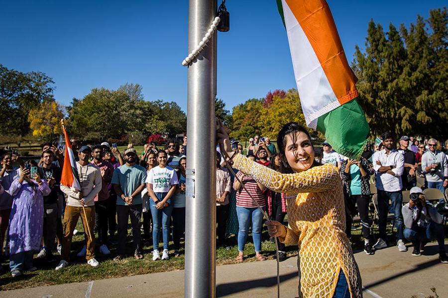 在西北地区一年一度的国际升旗仪式上，一名来自印度的学生升起了她的祖国国旗, 每年秋天都会庆祝牛津大学的国际学生和多样性. (图片来源:Lauren Adams/<a href='http://m4.ngskmc-eis.net/'>全国网赌正规平台</a>) 